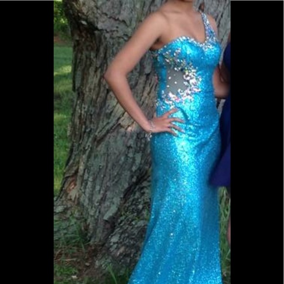 Gorgeous Clarisse Sequin Gown size 1-2 - Picture 3 of 7